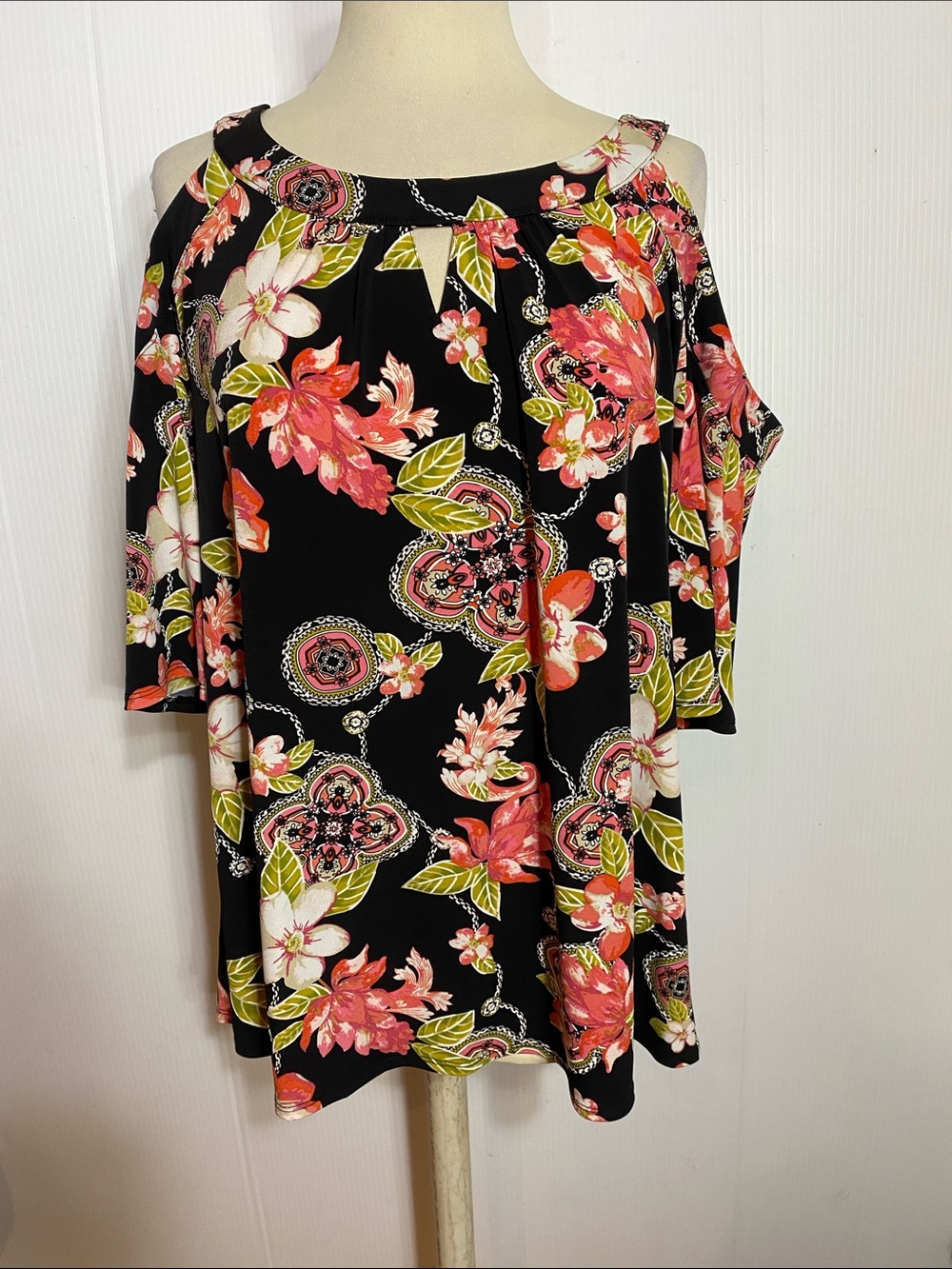 EST 1946 Cold-Shoulder Floral Tunic Top in Black, White, Coral and Green